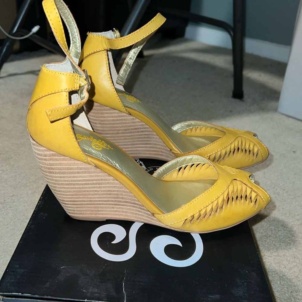Mustard color wedges